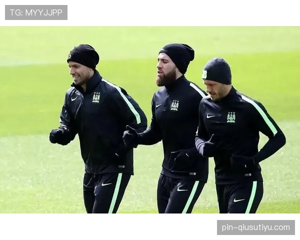 撕开防线牵制中后卫对比埃托奥与现代中锋角色演变