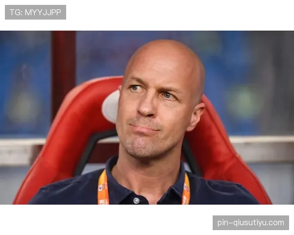 克鲁伊夫为何转向高频边路传中？战术角色转变背后的后防压制逻辑